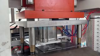 80 ton aluminiumfoliebak met 2 compartimenten waardoor de machine in de fabriek werkt