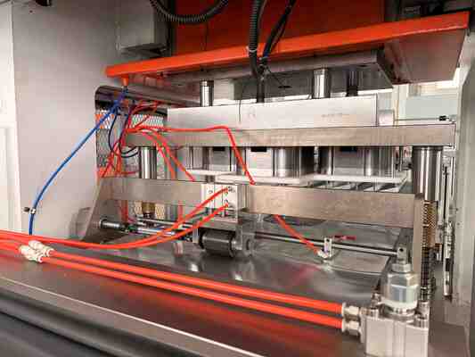 kopen LK-T80 Rectangular Aluminium Foil Container Wrinkle Wall Wegwerp Food Container Machine online manufacture