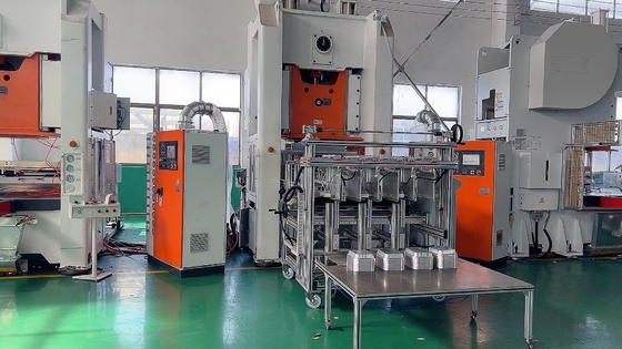 Mitsubishi Aluminium Foil Container Making Machine Ontwerp op verzoek van de klant