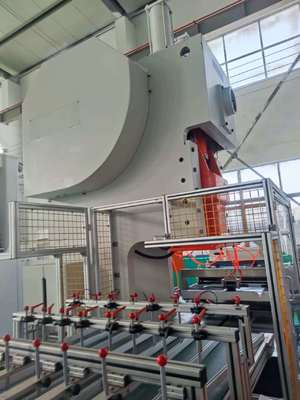 LK-T63 Voedselfolie Container Ponsmachine 9.000–12.000 Eenheden/Uur Output