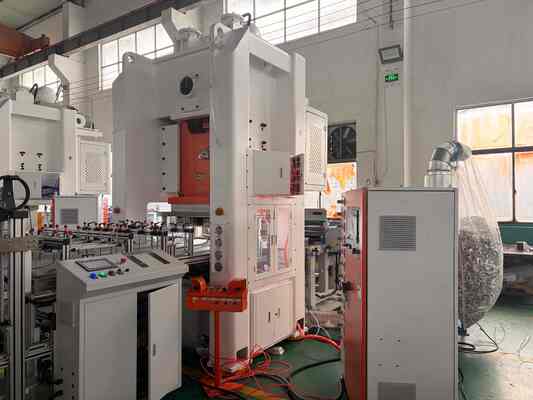 LK-T80 Aluminiumfolie-productiemachine met Mitsubishi PLC Touchscreen 80ton pers en 4-holte mal